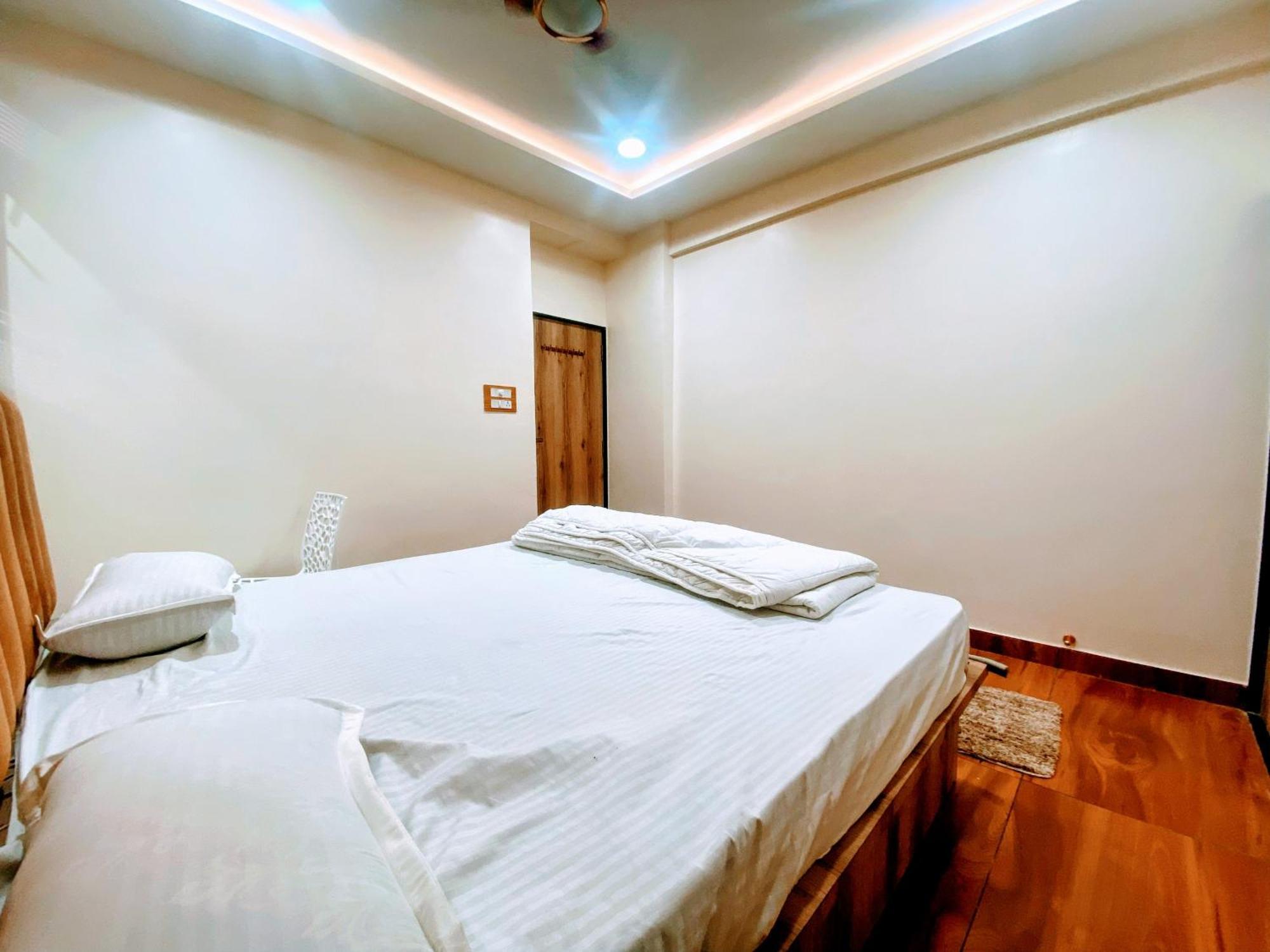 Bms - 2 Bhk Lux Ac Only For Family's Apartment Hyderabad