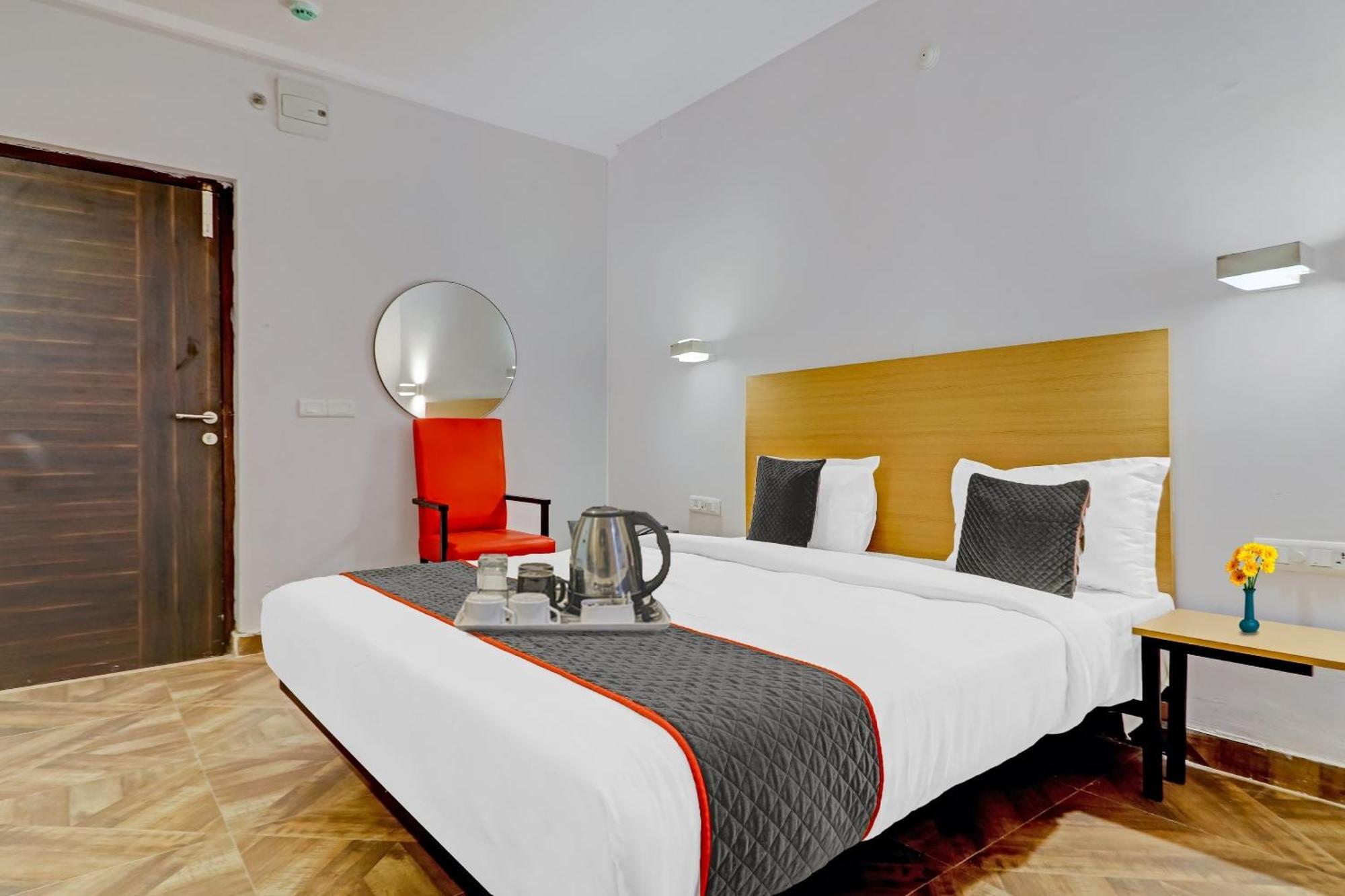 Hotel Townhouse S R Nagar Near 4*