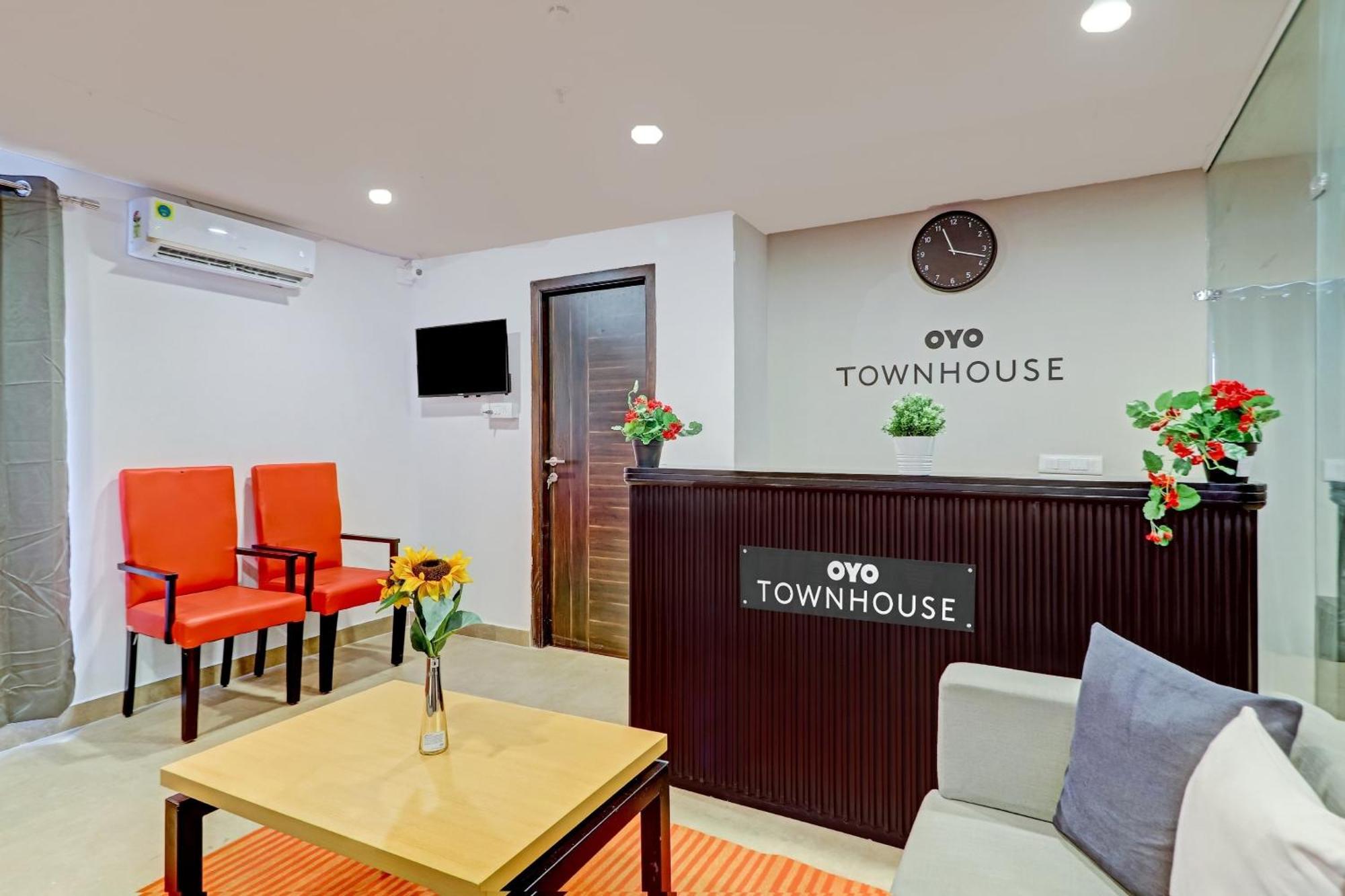 Hotel Townhouse S R Nagar Near 4*