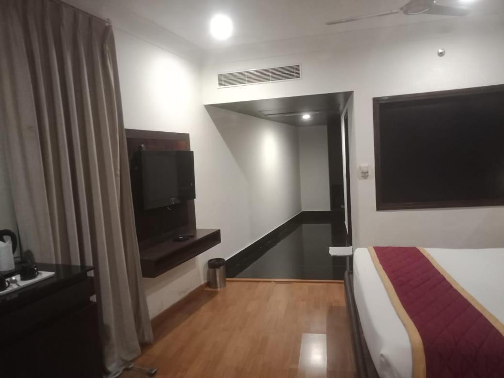 Comfortel Banjara Hills- Free Buffet Breakfast- Multi Cuisine Restauran Hotel