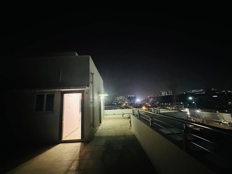 Midtown Lake View Pent House Near Hitech City * Hyderabad