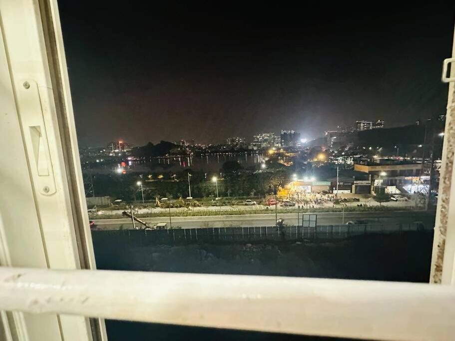 Midtown Lake View Pent House Near Hitech City *