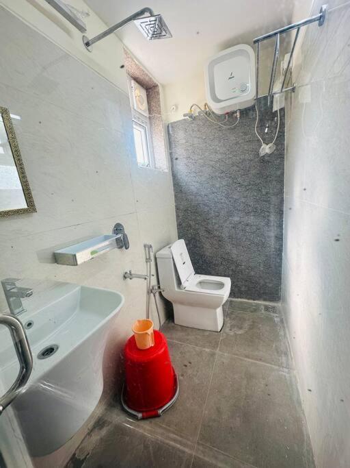 Midtown Lake View Pent House Near Hitech City *