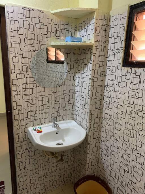 Kesarhomes-homestay- Flt202-2nd Flr-2bhk-apt-ac-lift-kukatpally Apartamento