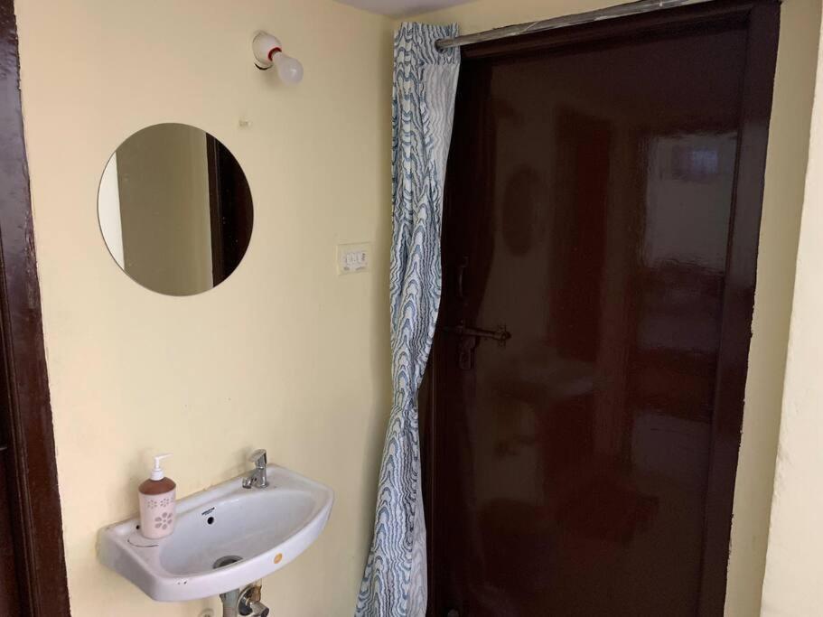 Kesarhomes-homestay- Flt202-2nd Flr-2bhk-apt-ac-lift-kukatpally Apartamento