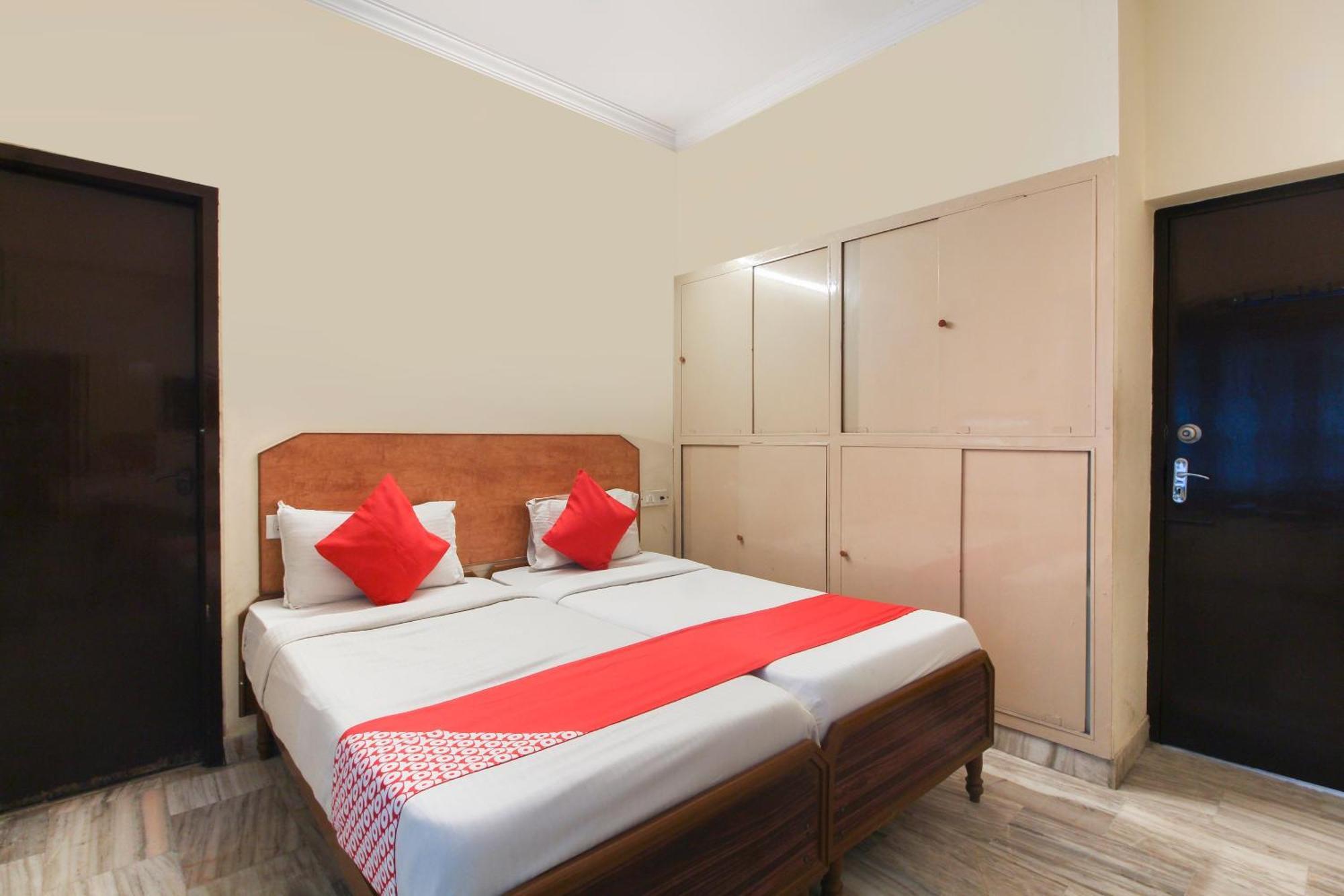 Collection O White House Silverkey Near Film Nagar Hotel 4*