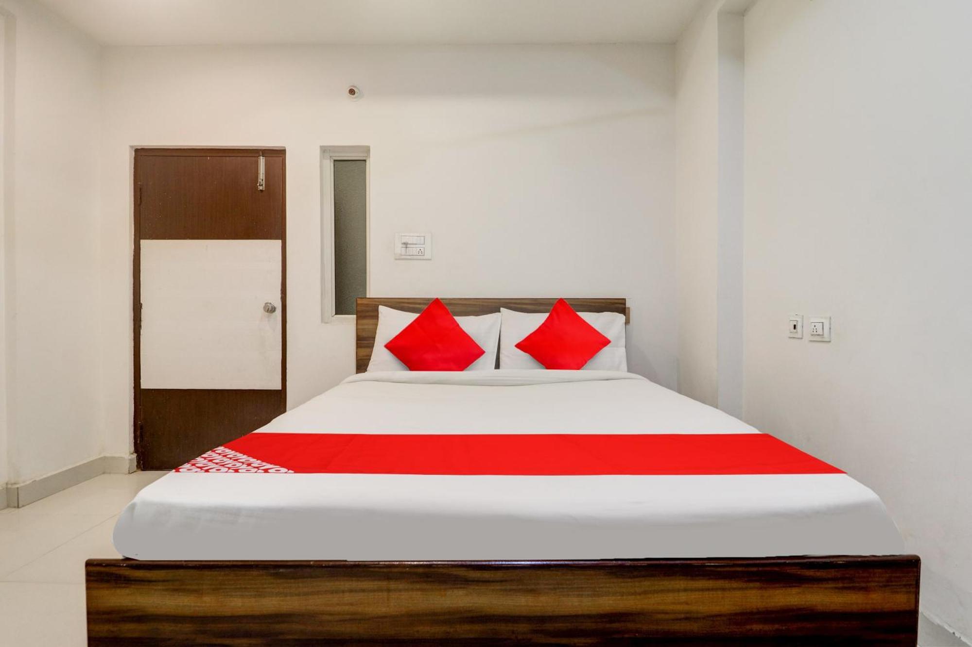 Oyo Flagship Mr Dwell Hotel 4*