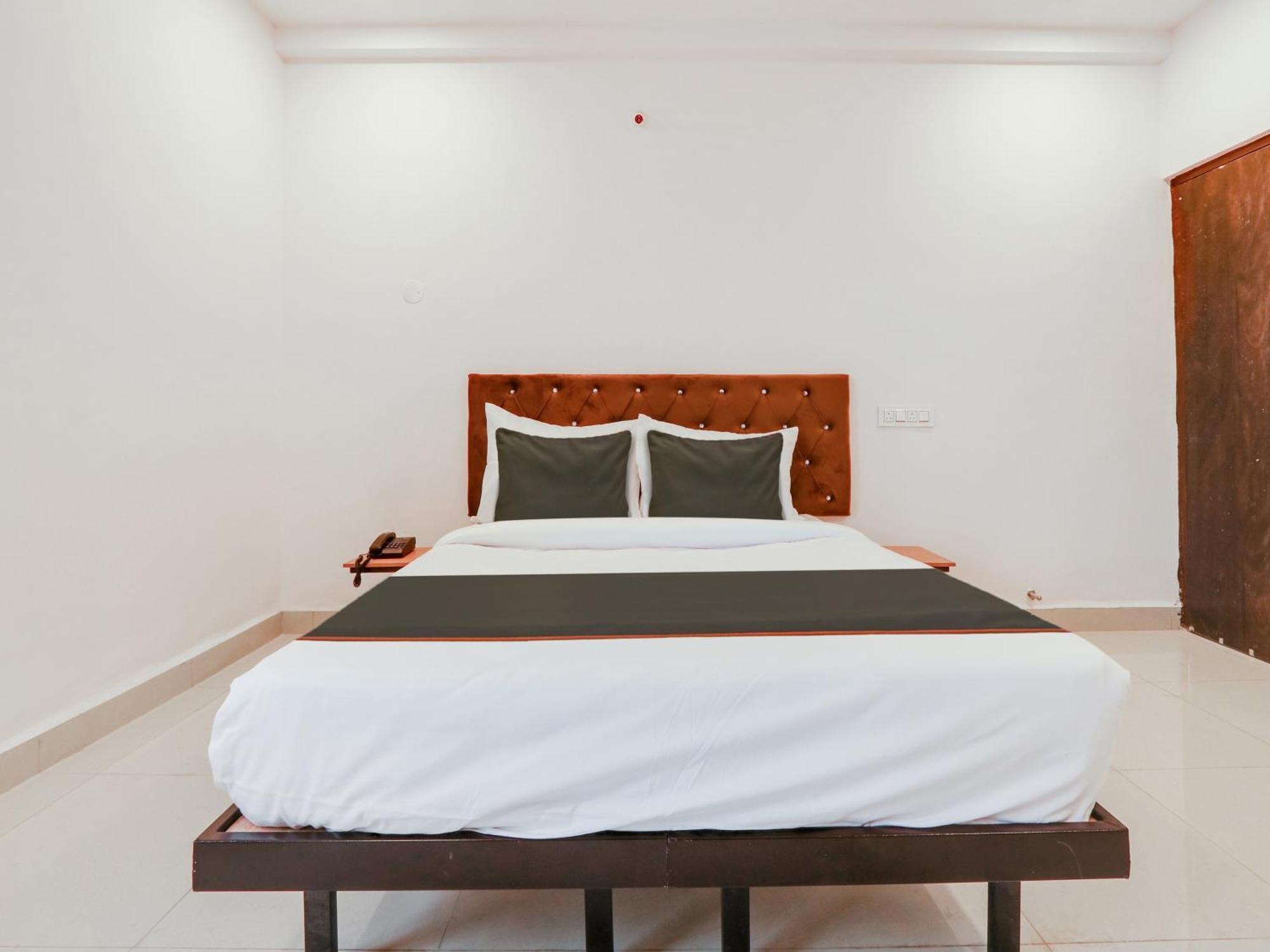 Super Collection O White Ridge Kamineni Hotel