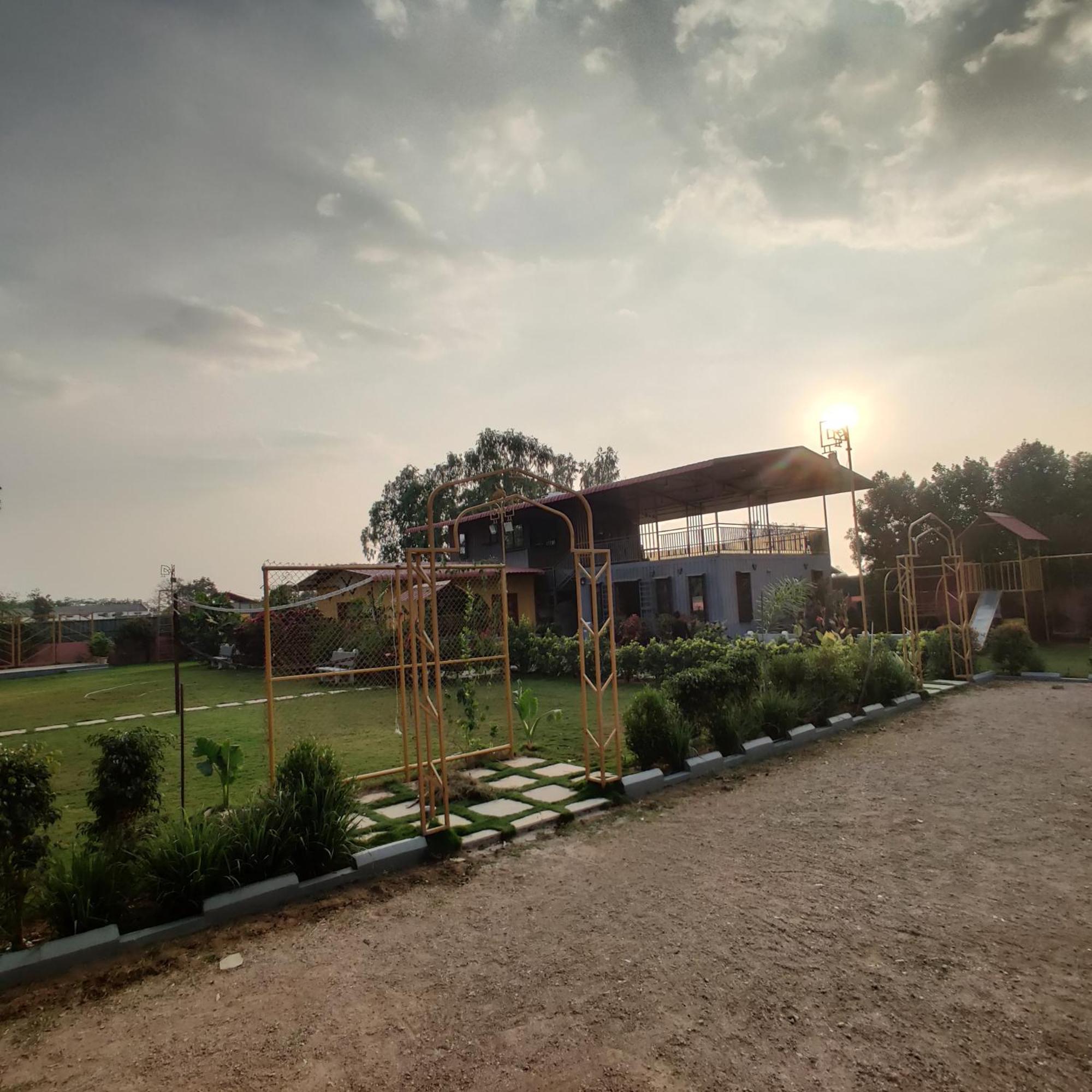 Kashmir Farmhouse - * Hyderabad