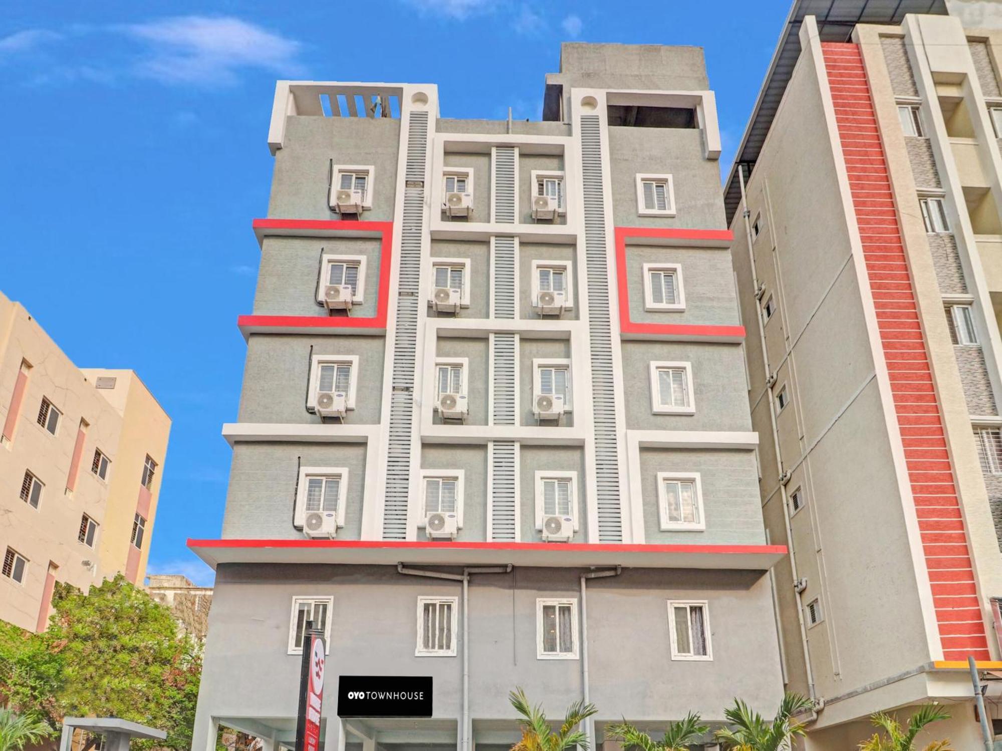 Super Townhouse White Ridge Kphb Opp Jntu Hotel 4*