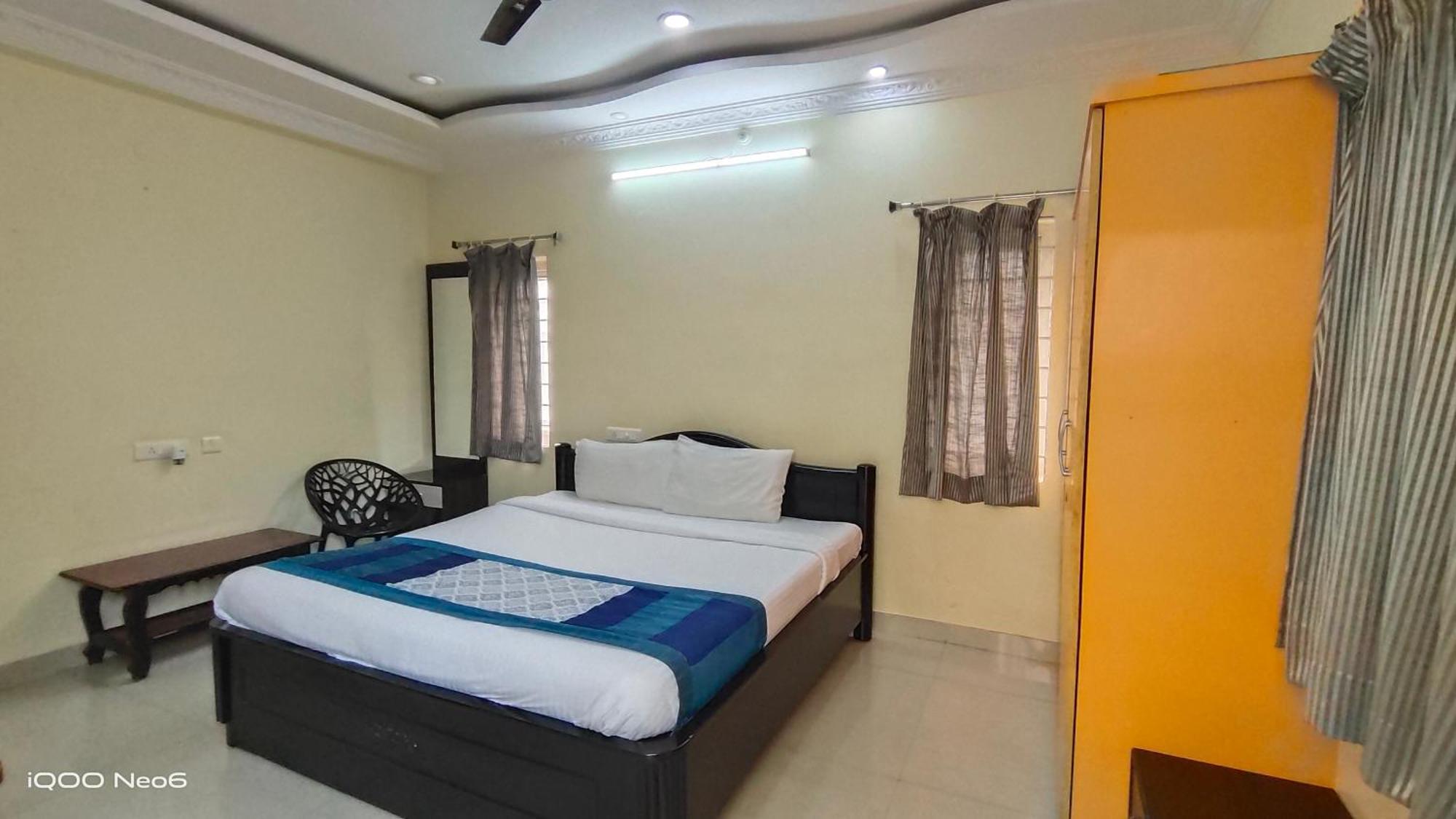 Guest house Gayathri Heights Serviced & In
