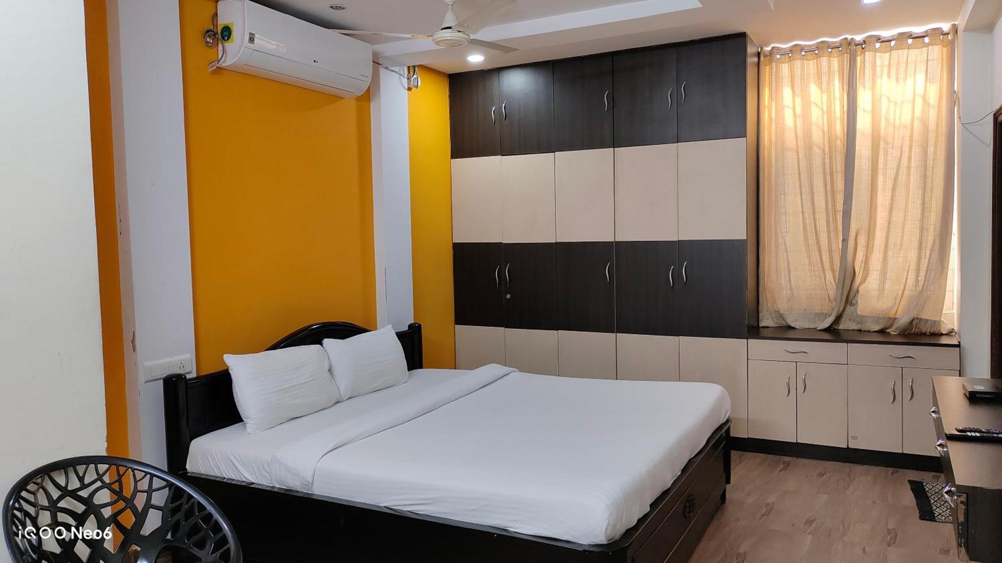 Guest house Gayathri Heights Serviced & In *