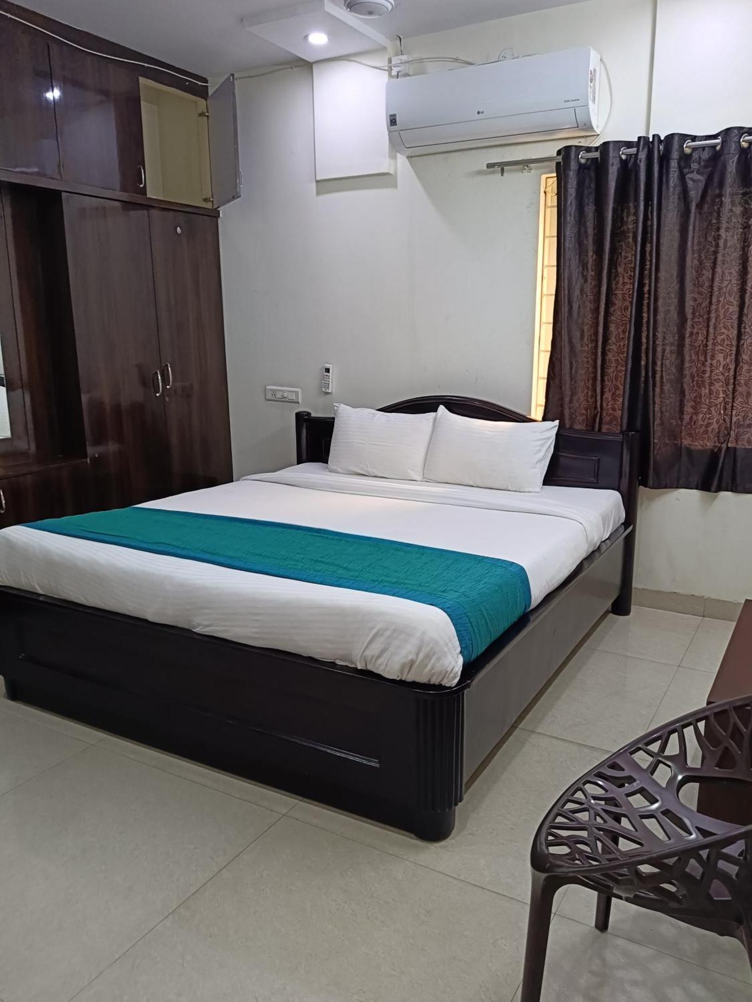 Guest house Gayathri Heights Serviced & In