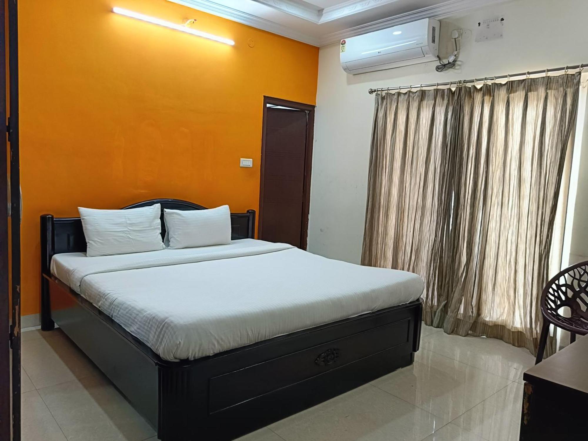 Guest house Gayathri Heights Serviced & In *