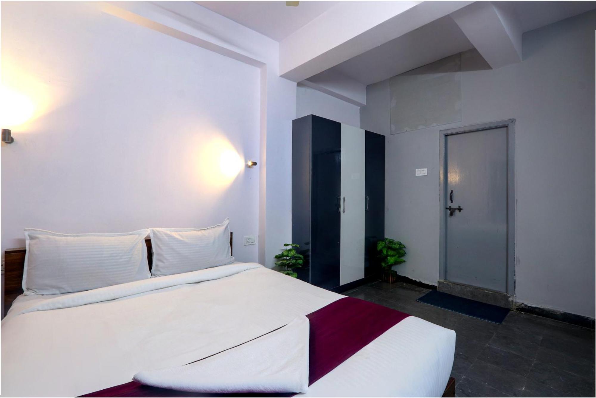 Veeksha Kiara Hospitalities - Rooms, & Near Kukatpally Rd Apartamento *