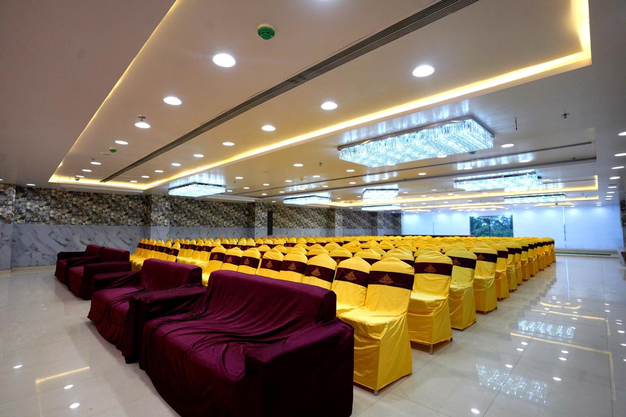 Saaradhi Grand Hotel 4*