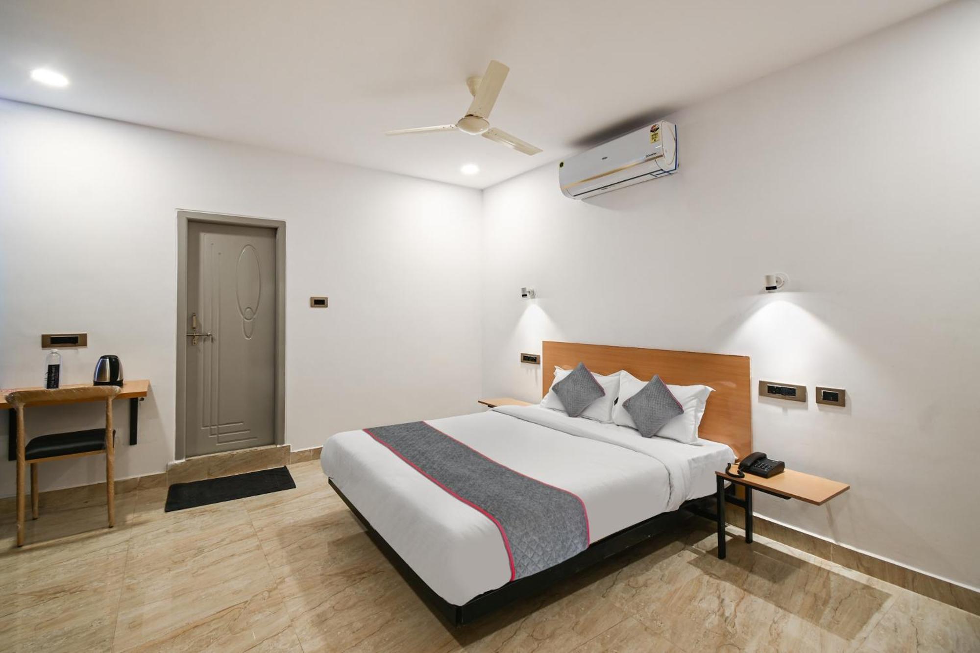 Hotel Super Townhouse De Alphabet Karmanghat 4*