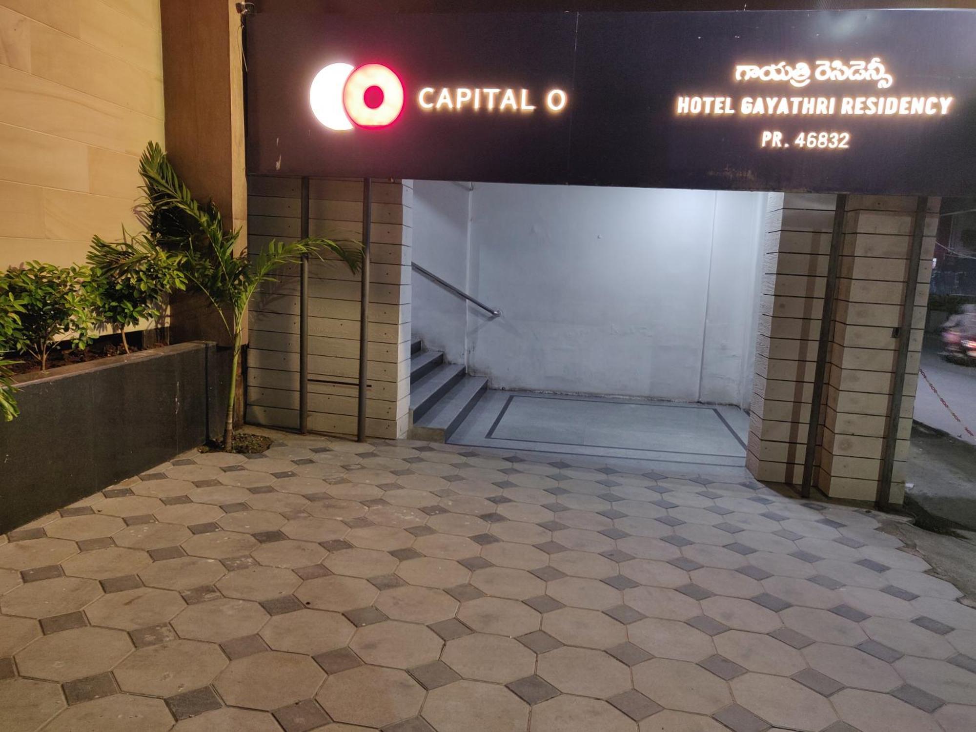 Gayathri Hotel 3*