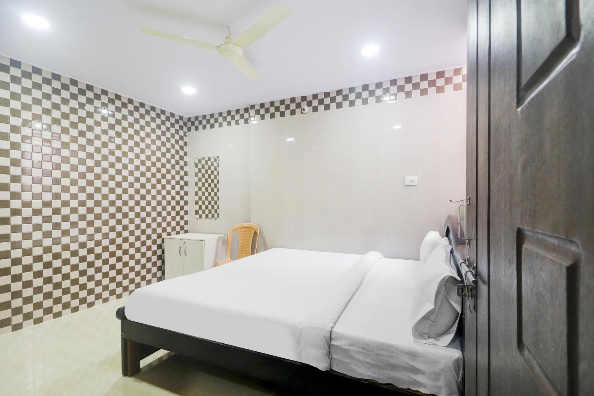 Hotel O Aroma Classic Near Nampally Railway Station