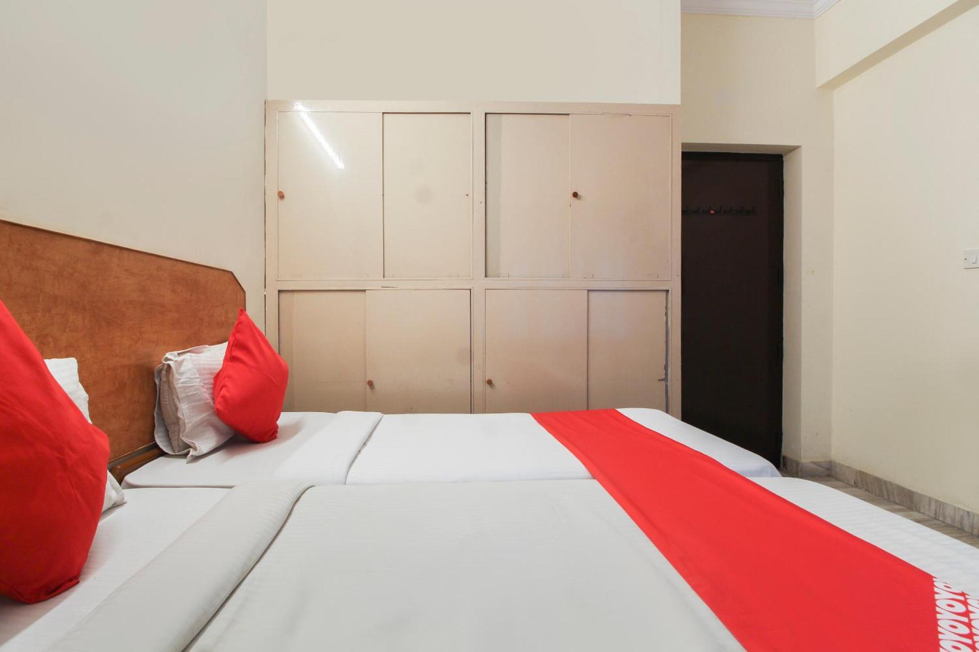 Hotel Collection O White House Silverkey Near Film Nagar 4*