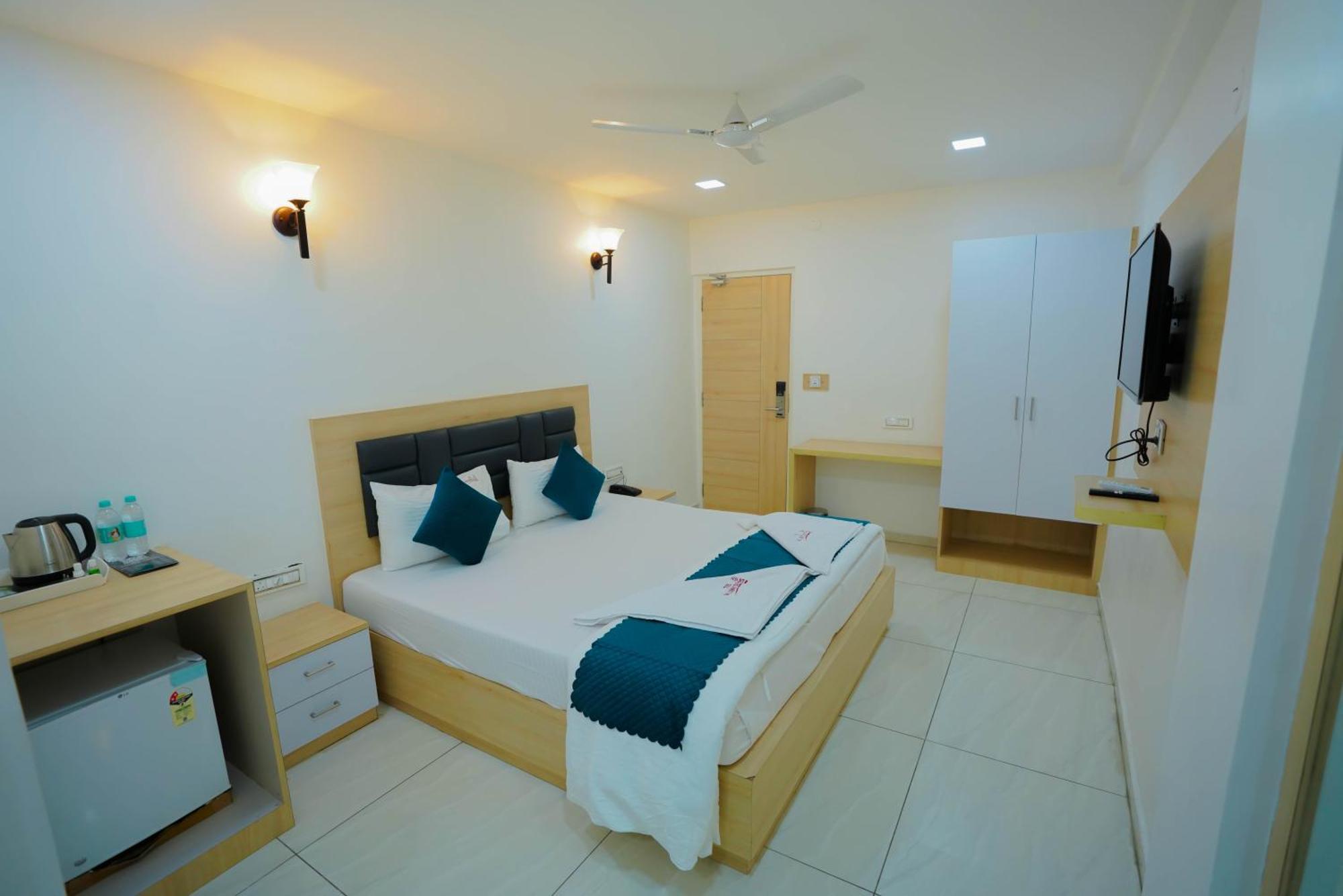 The Balcony I Gachibowli Hotel 3*