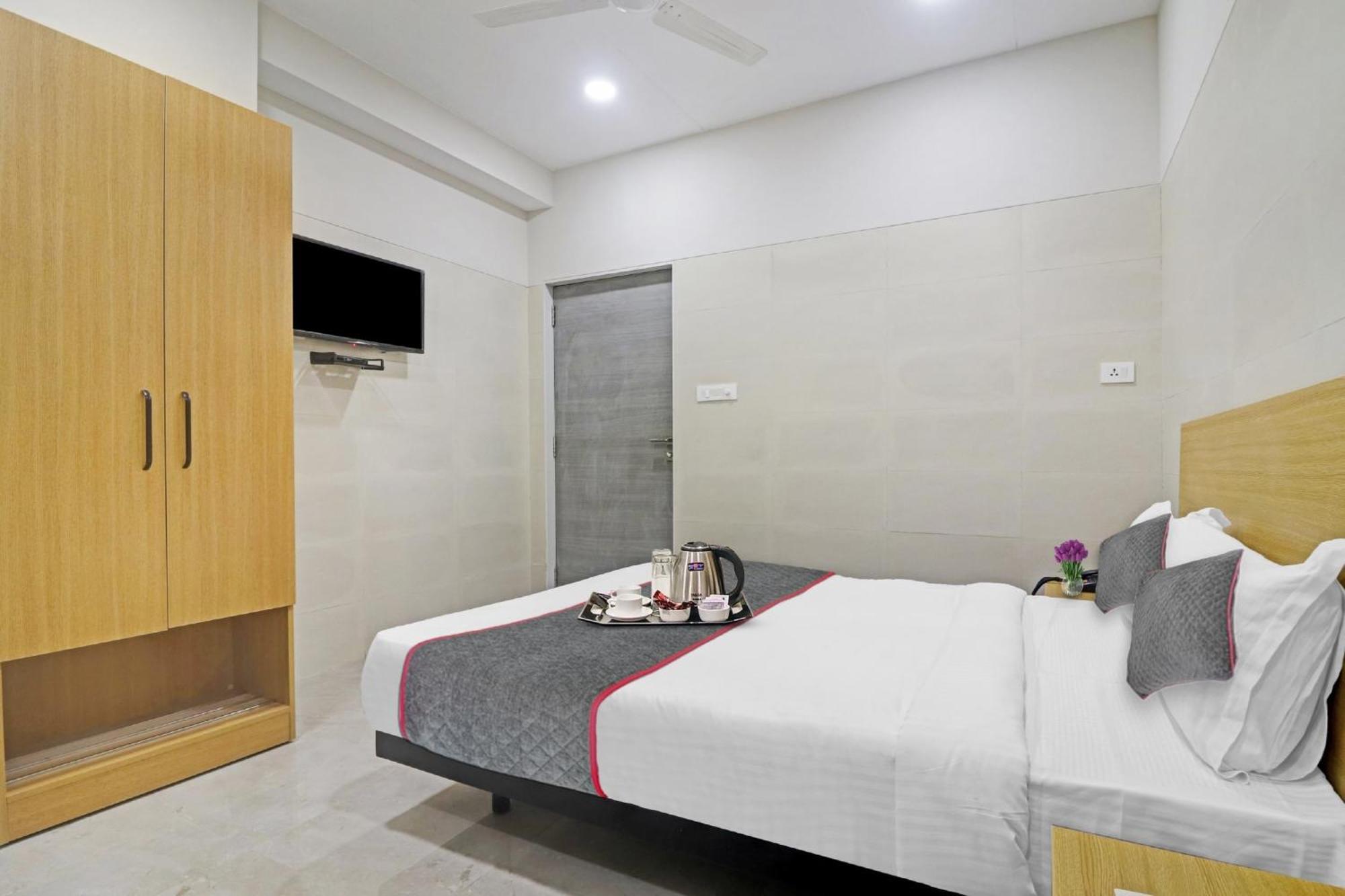 Super Townhouse Ameerpet Hotel