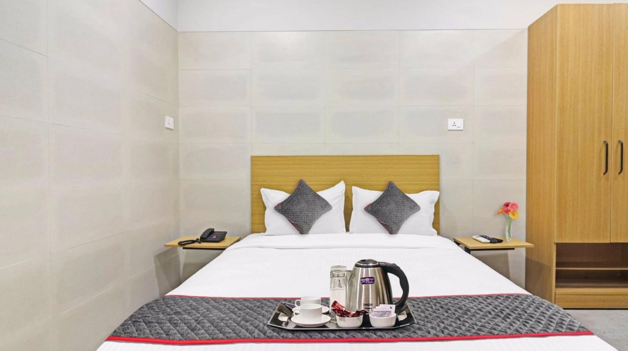 Super Townhouse Ameerpet Hotel