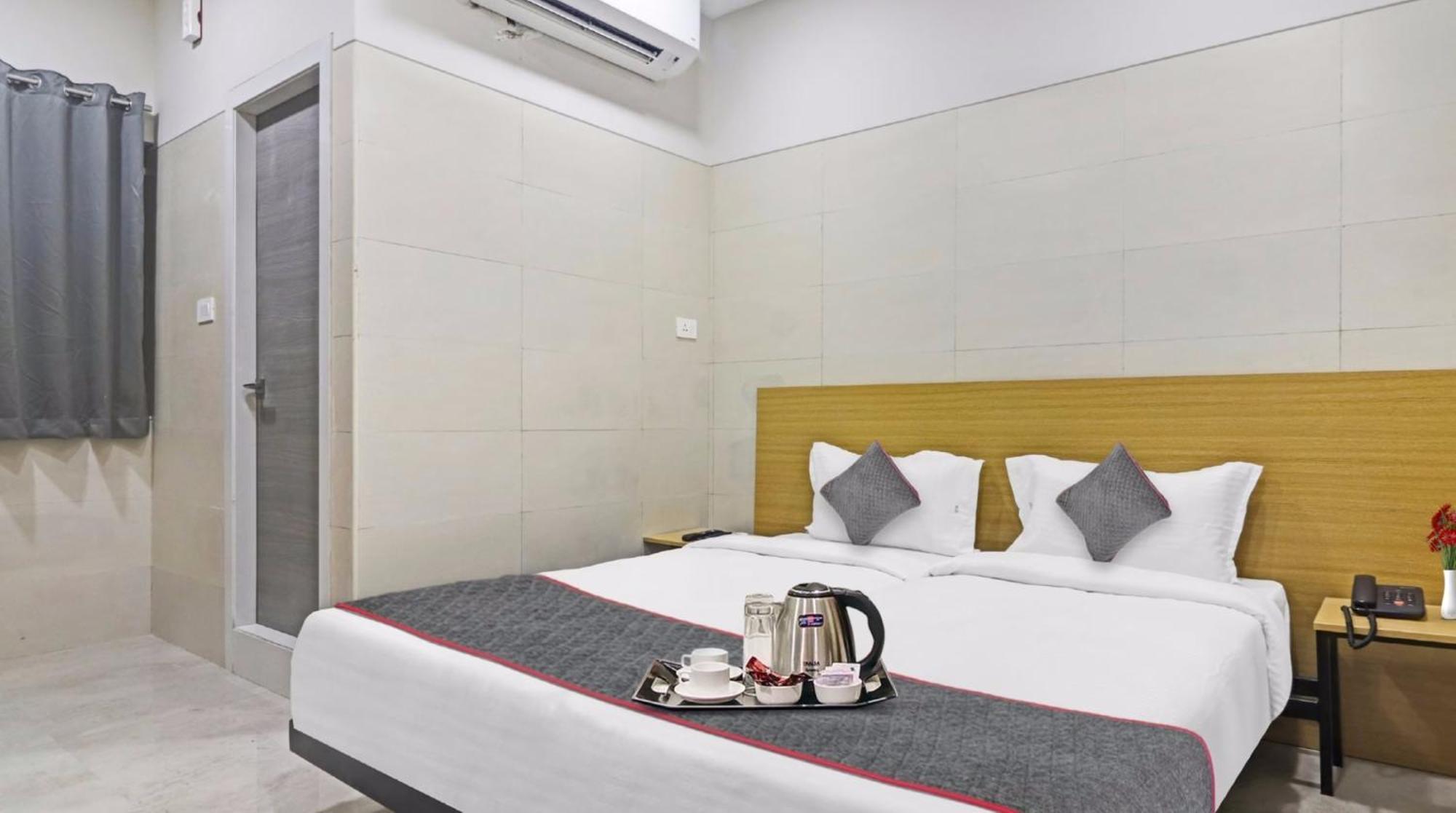 Super Townhouse Ameerpet Hotel 4*