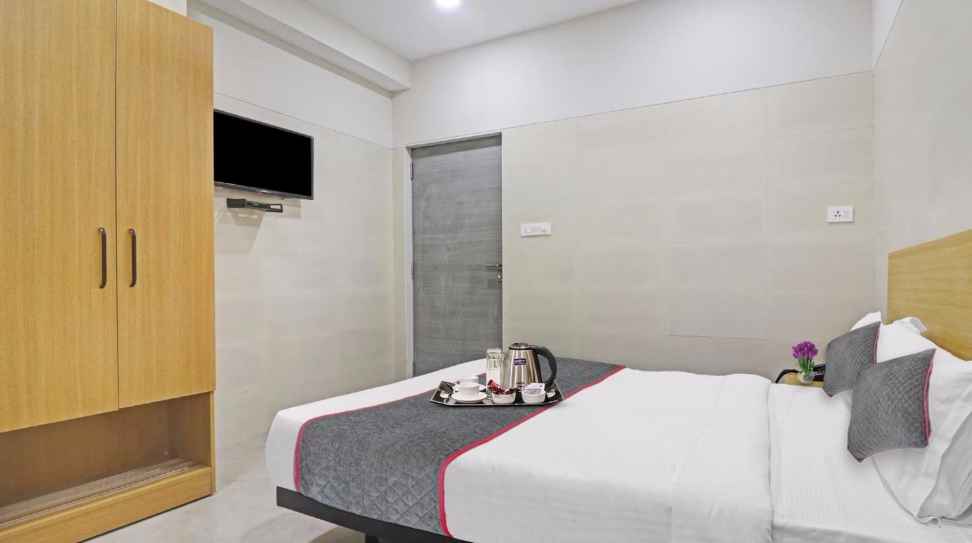 Super Townhouse Ameerpet Hotel 4*