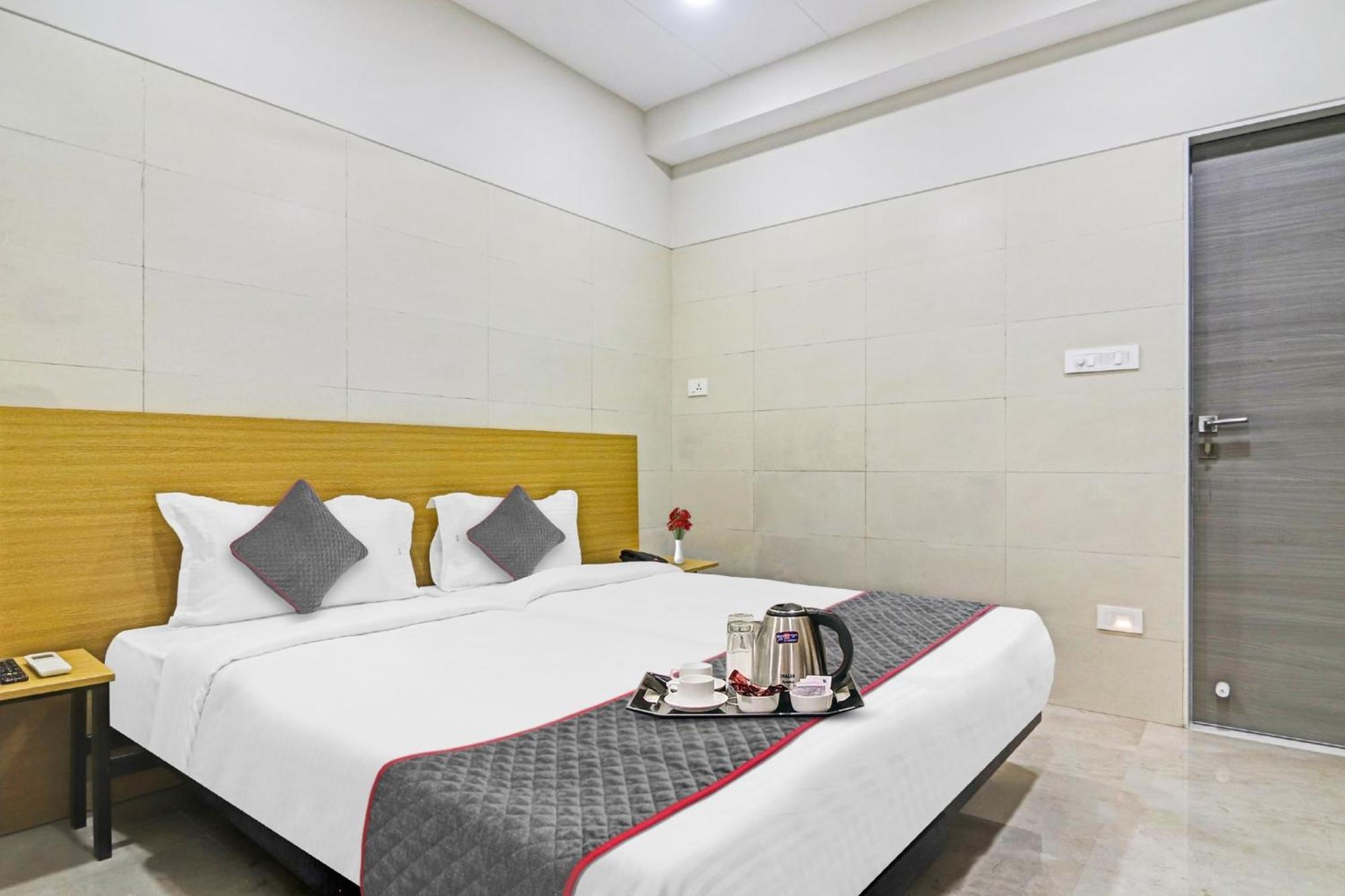 Hotel Super Townhouse Ameerpet 4*