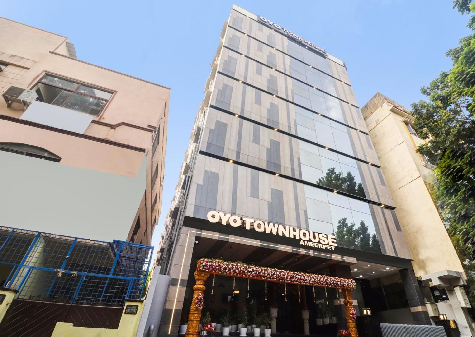 Super Townhouse Ameerpet 4*