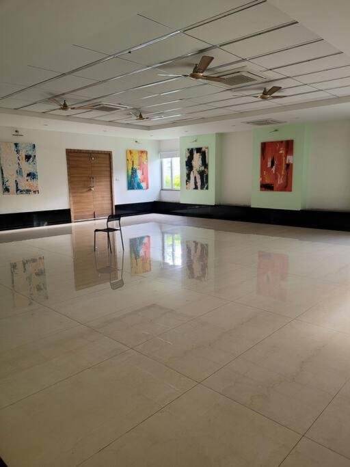 Near To Airport, Just 10 Minutes Away Villa *