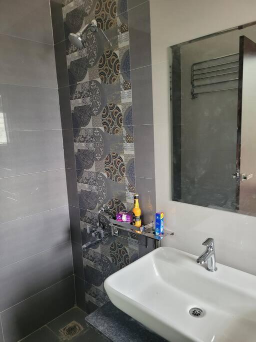 Villa Near To Airport, Just 10 Minutes Away *