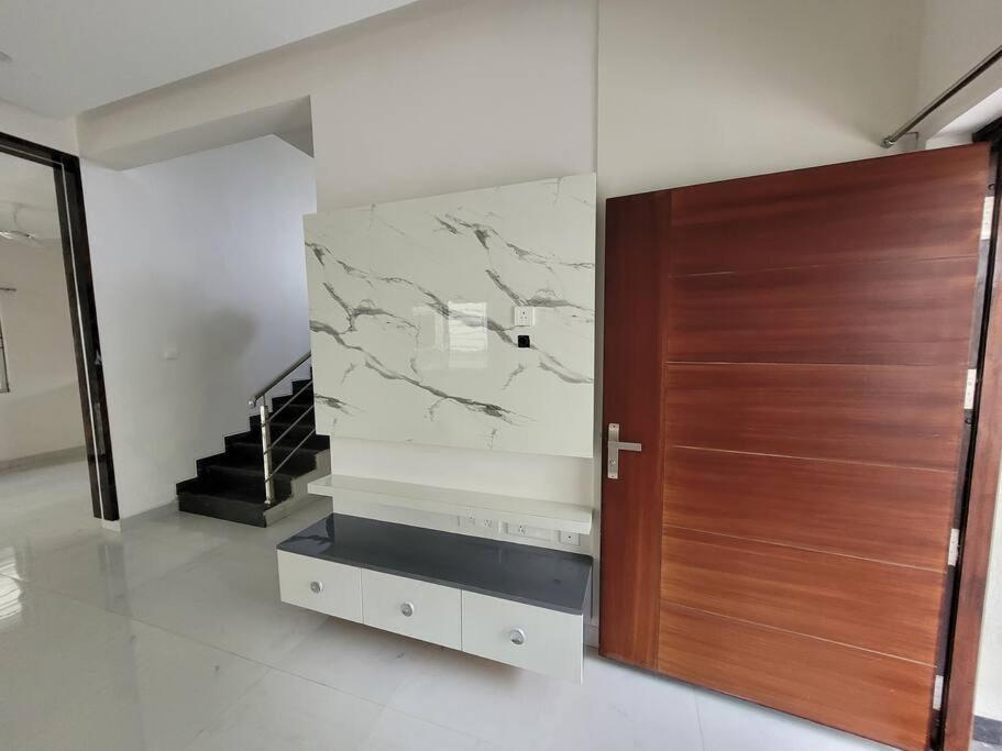 Near To Airport, Just 10 Minutes Away Villa *