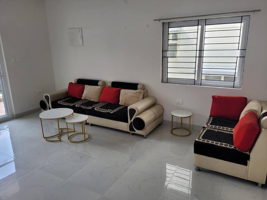Near To Airport, Just 10 Minutes Away Villa *