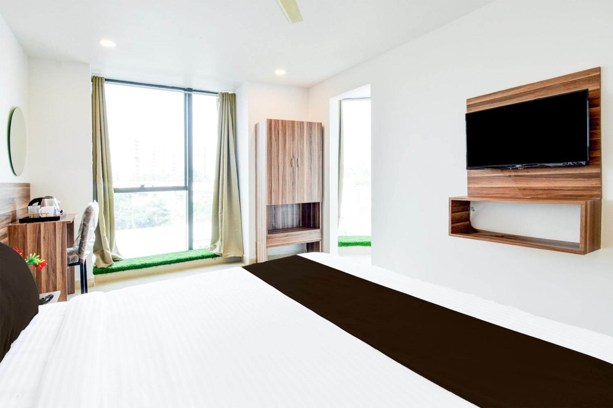 Srh Luxury Near Rail Nilayam, Ncl. Hotel 3*
