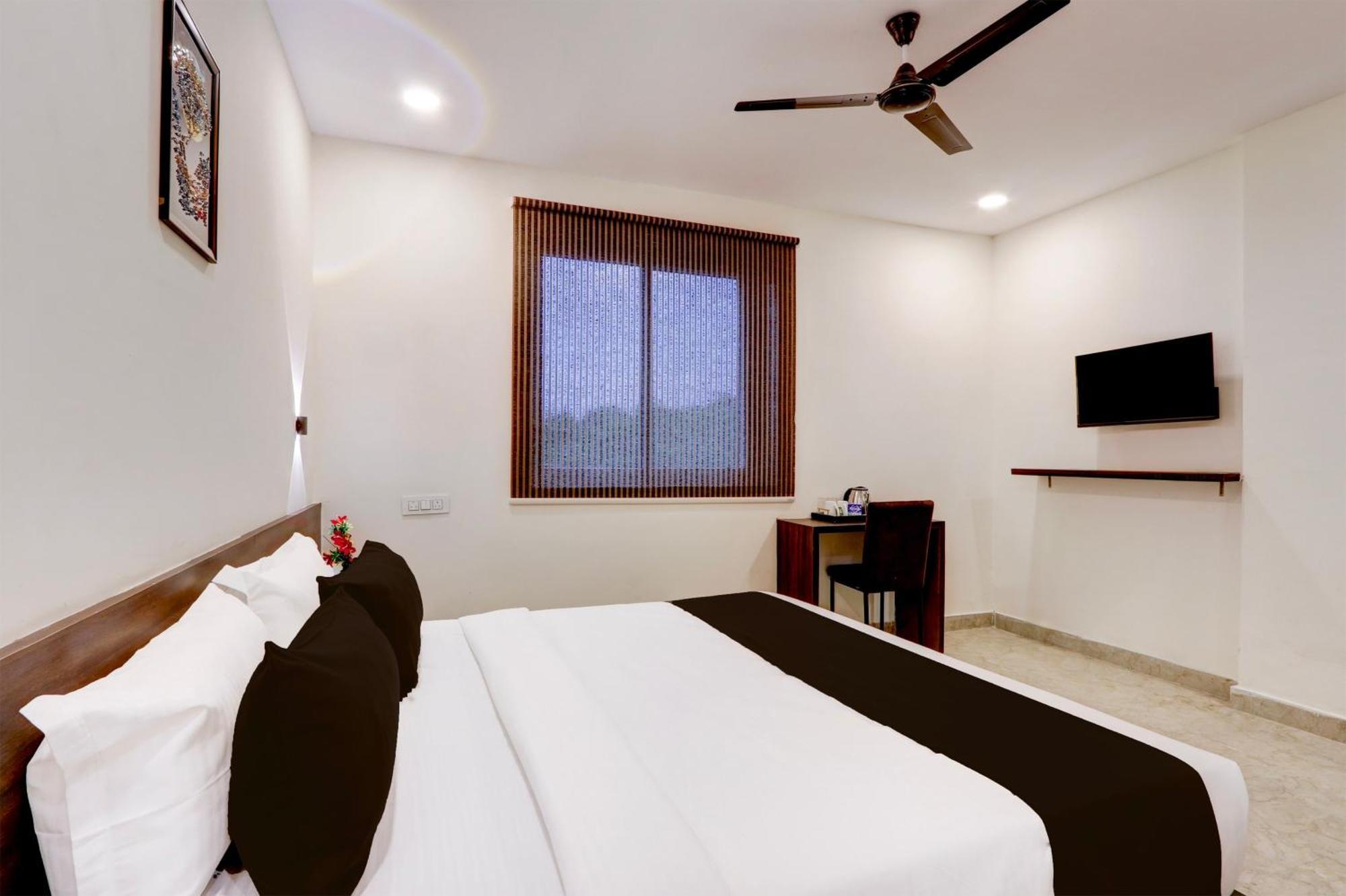 Townhouse Oak Bhooja Hotel