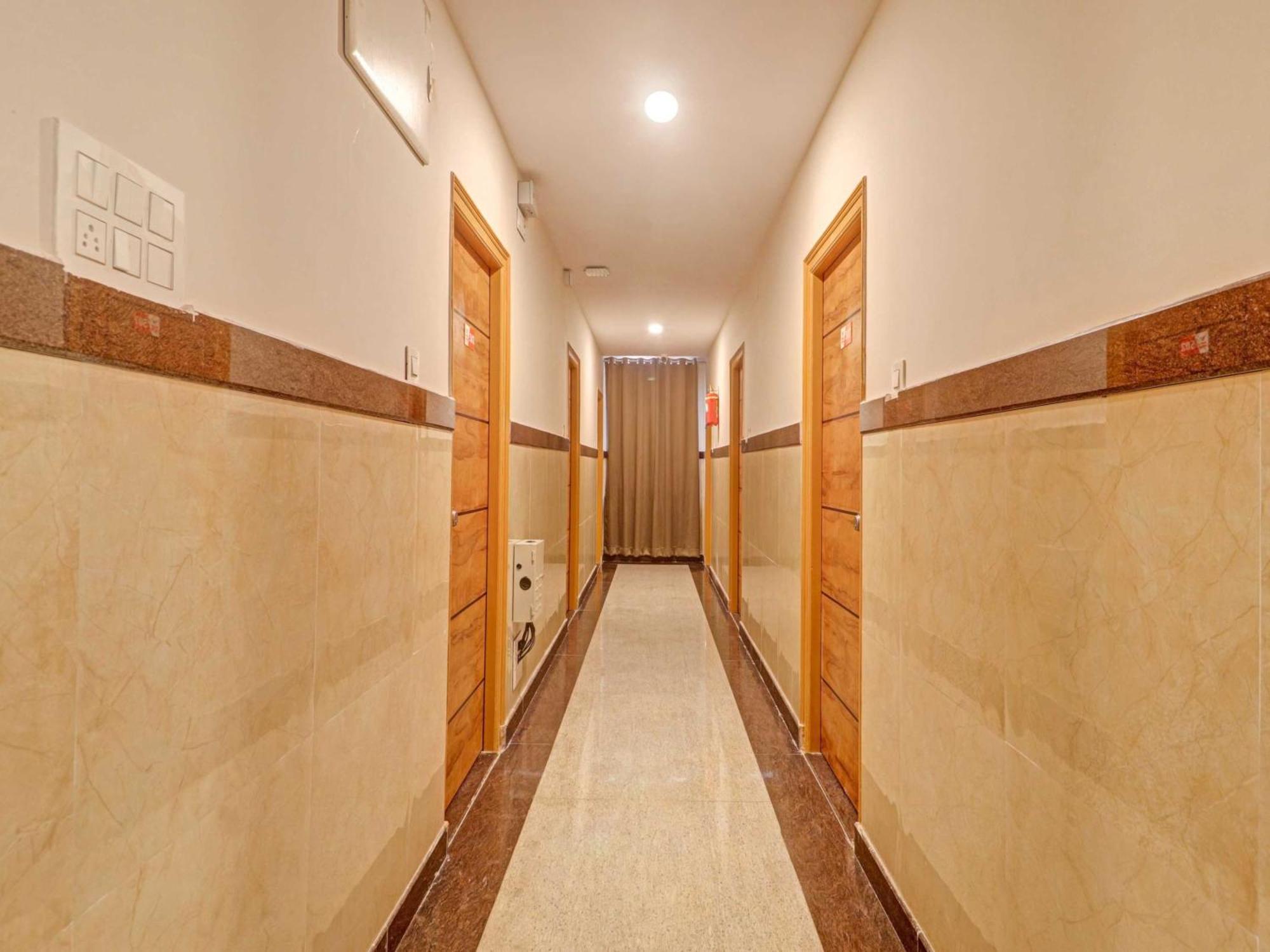 Super Townhouse White Ridge Kphb Opp Jntu Hotel 4*