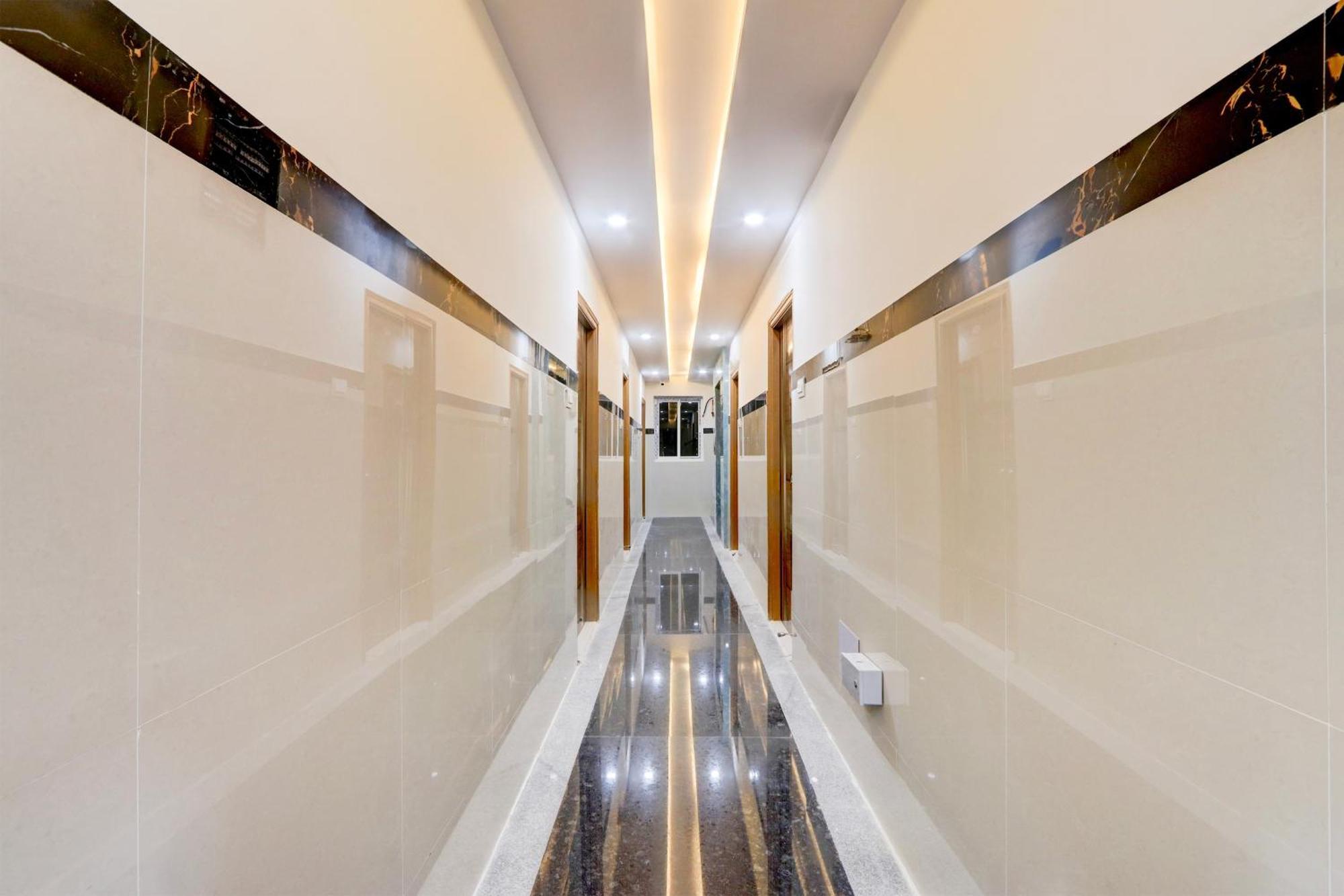 Super Townhouse Nanak Ram Guda Near Waverock Sez Hotel