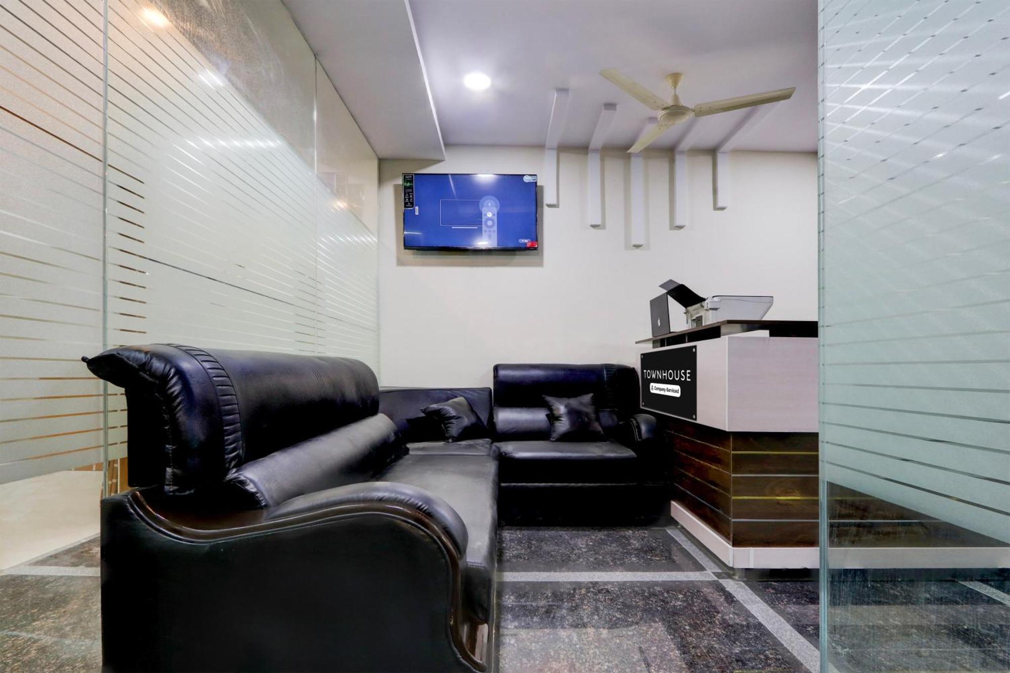 Super Townhouse Nanak Ram Guda Near Waverock Sez Hotel 4*