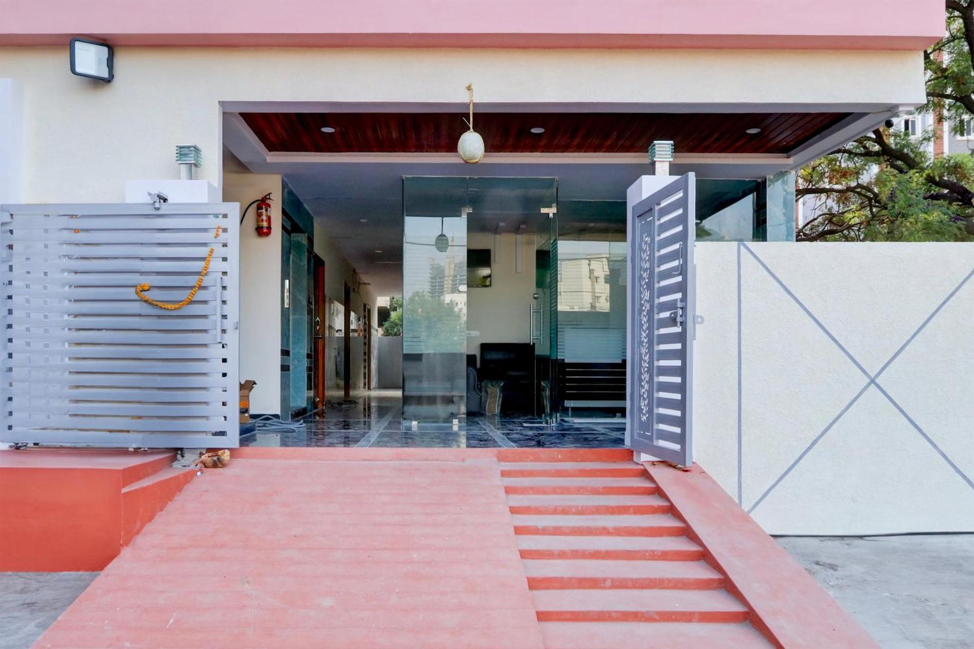 Super Townhouse Nanak Ram Guda Near Waverock Sez Hotel