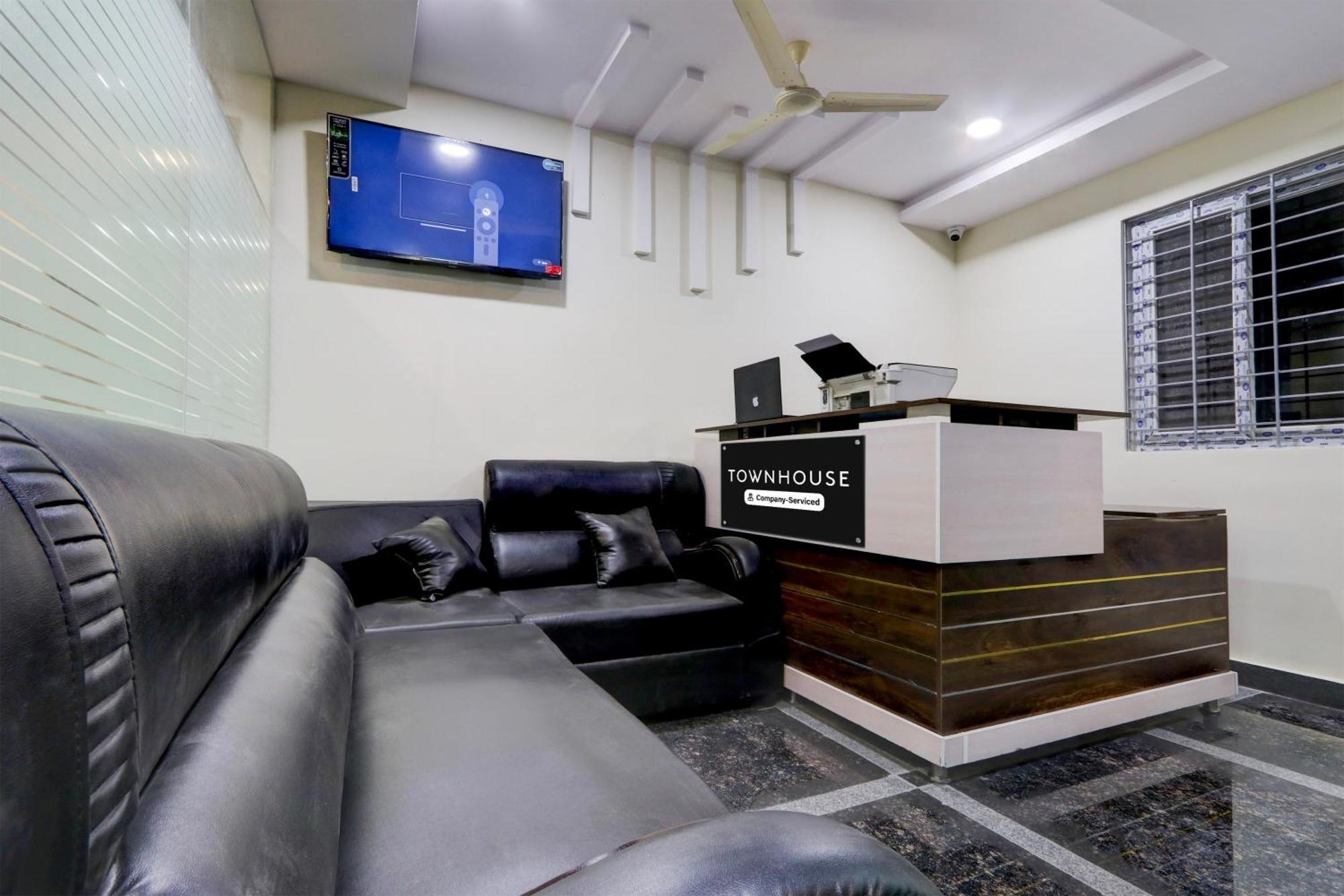 Hotel Super Townhouse Nanak Ram Guda Near Waverock Sez Hyderabad