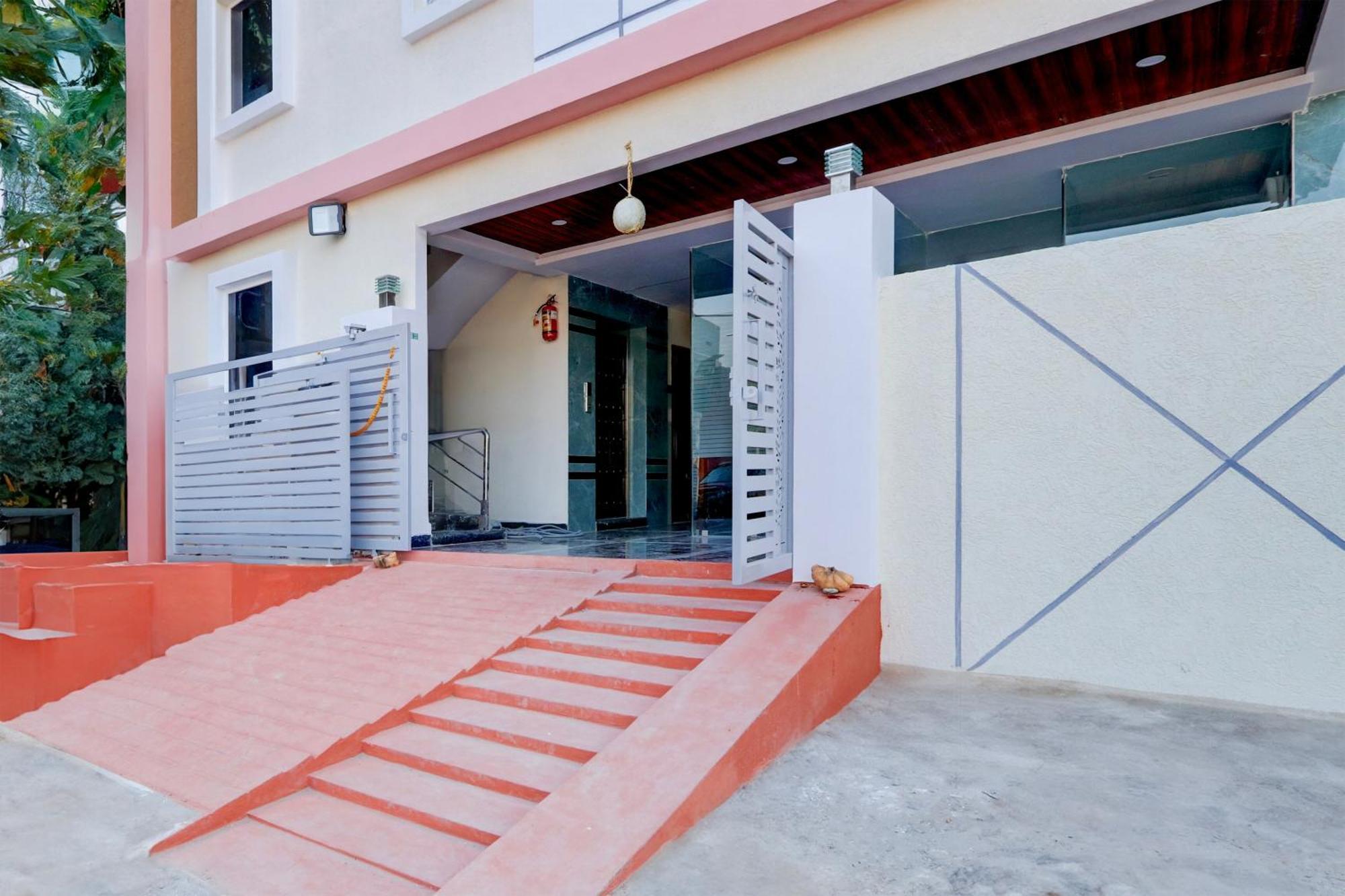Super Townhouse Nanak Ram Guda Near Waverock Sez 4* Hyderabad