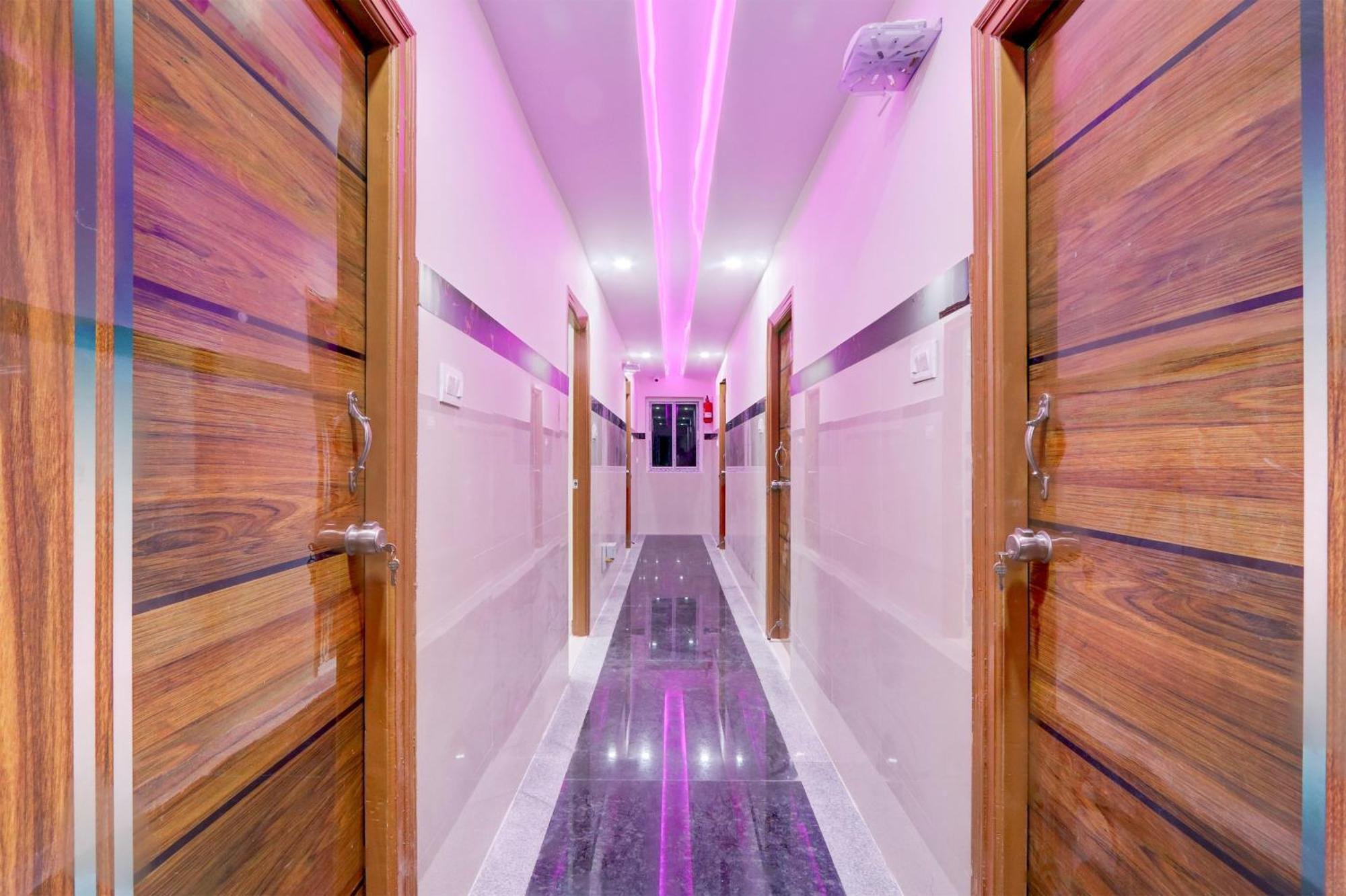 Super Townhouse Nanak Ram Guda Near Waverock Sez Hotel 4*