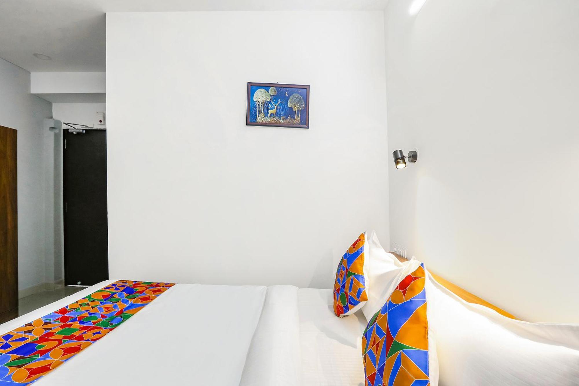 Hotel Fabhotel Vks - Nr Umcc Shahpur