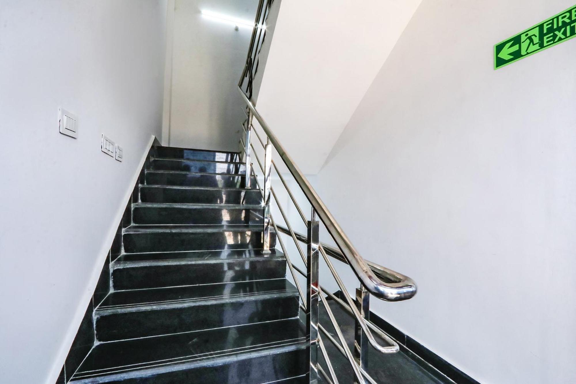 Hotel Fabhotel Vks - Nr Umcc Shahpur 2*