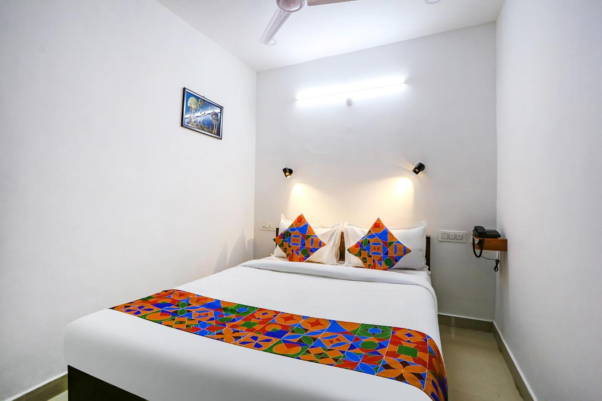 Fabhotel Vks - Nr Umcc Shahpur 2*