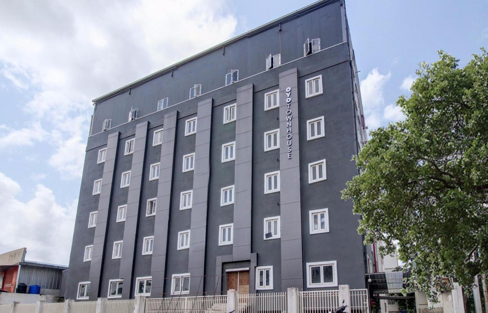 Super Townhouse Rcc Majestic 397 Lb Nagar Hotel