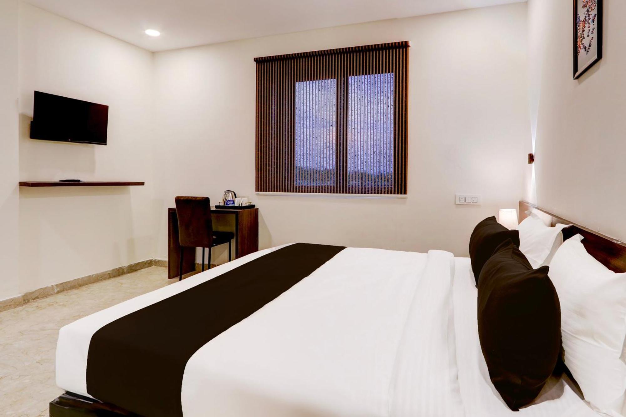Hotel Townhouse Oak Bhooja