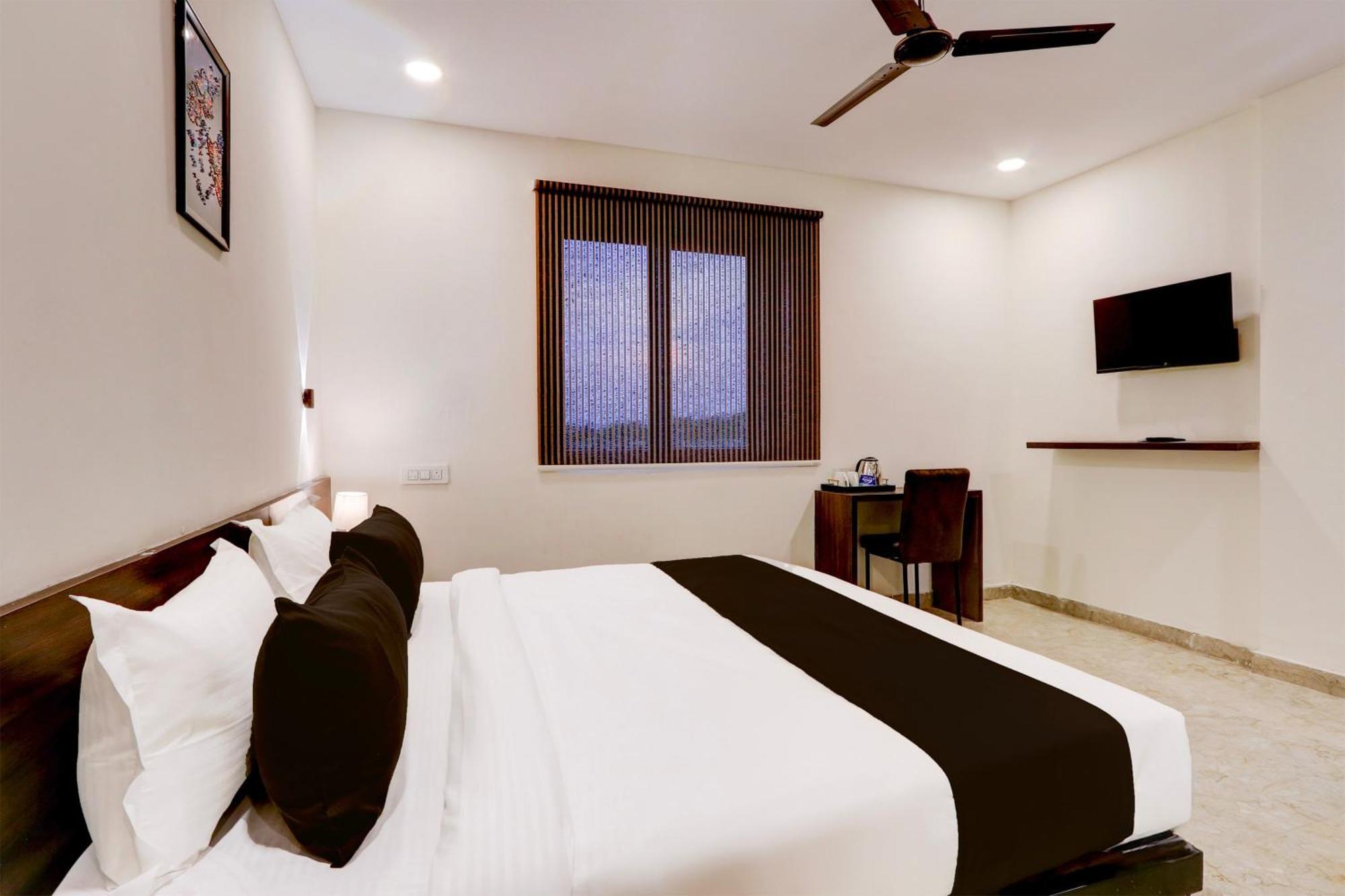 Townhouse Oak Bhooja Hotel